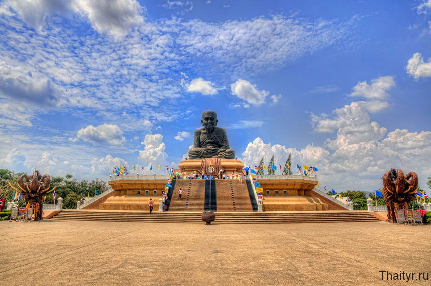 Wat Huay Mongkol — храм Черного монаха